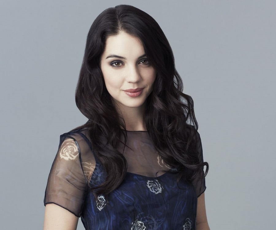 Adelaide Kane Biography - Facts, Childhood, Family Life & Achievements
