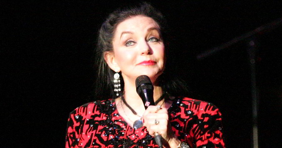 Crystal Gayle Biography - Facts, Childhood, Family Life & Achievements